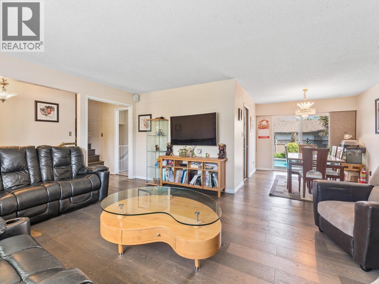 5259 Oak Place Property Photo 3