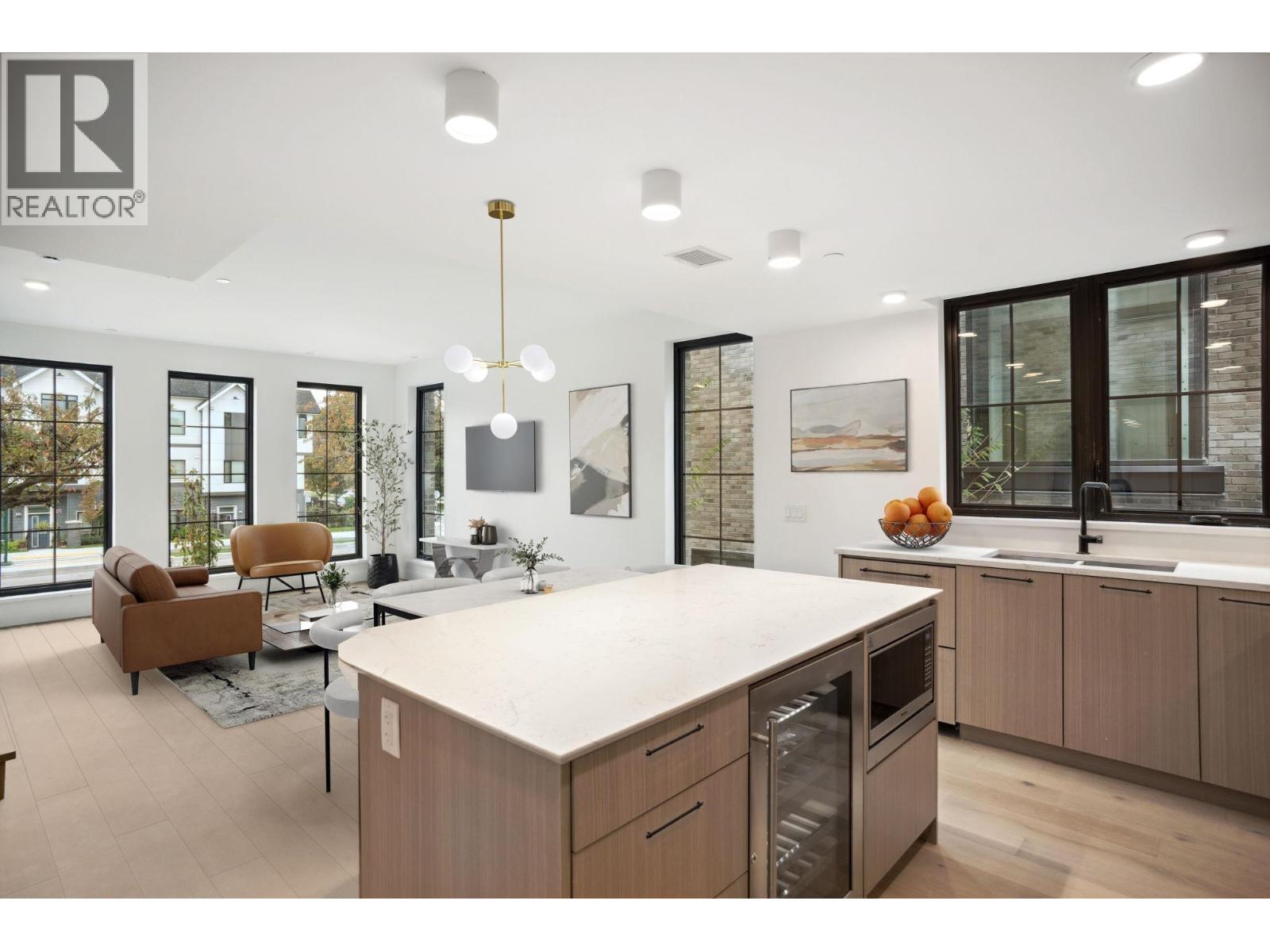 101 157 W King Edward Avenue Property Photo 1