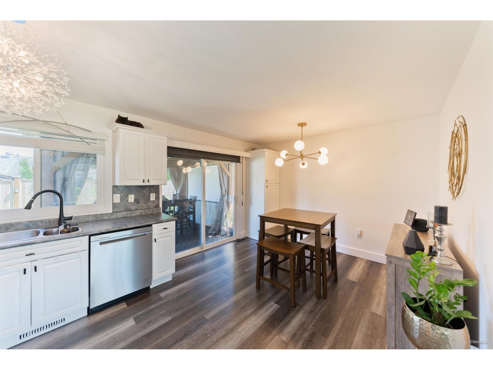 9454 213 Street Property Photo 5