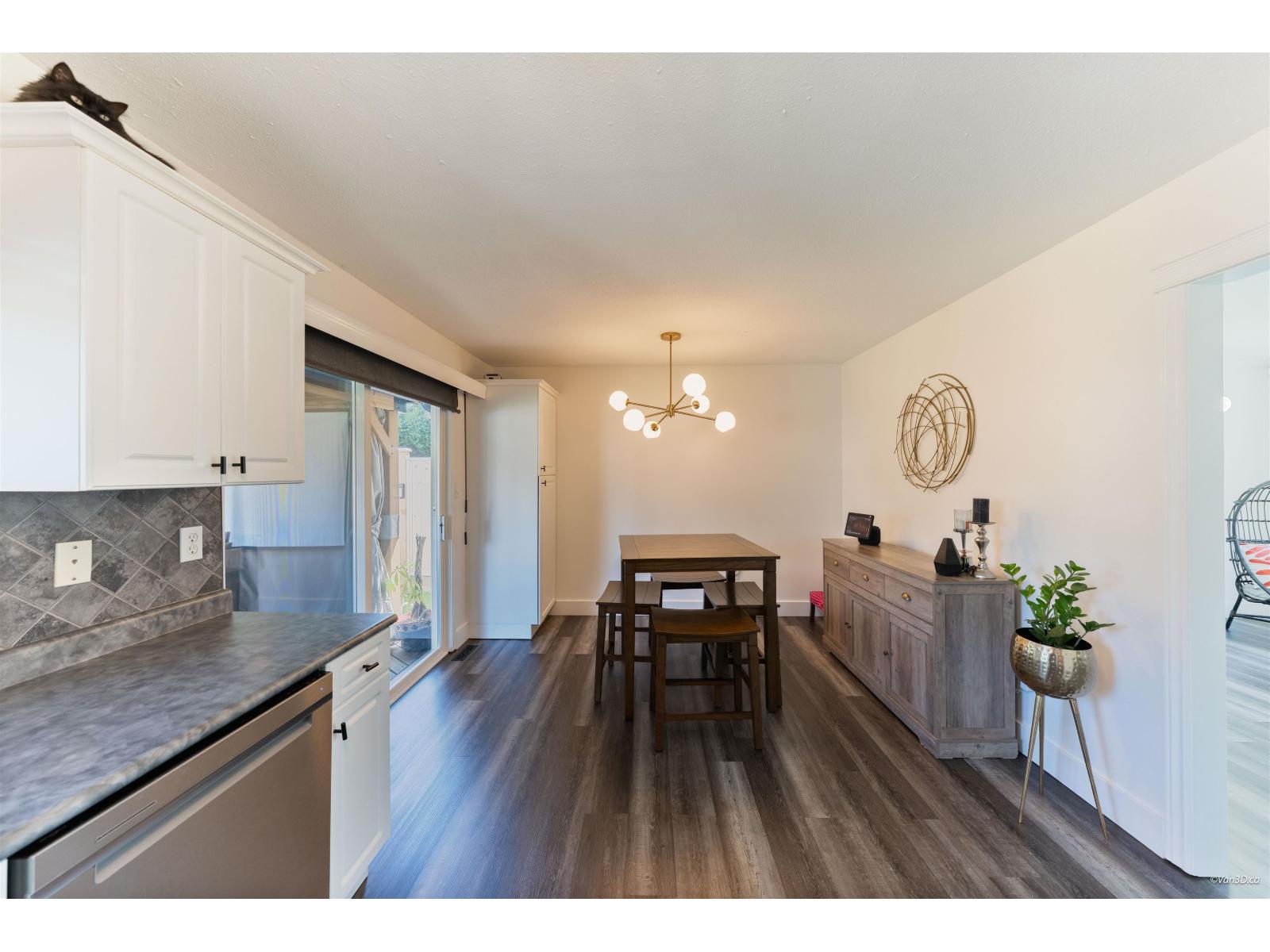 9454 213 Street Property Photo 6