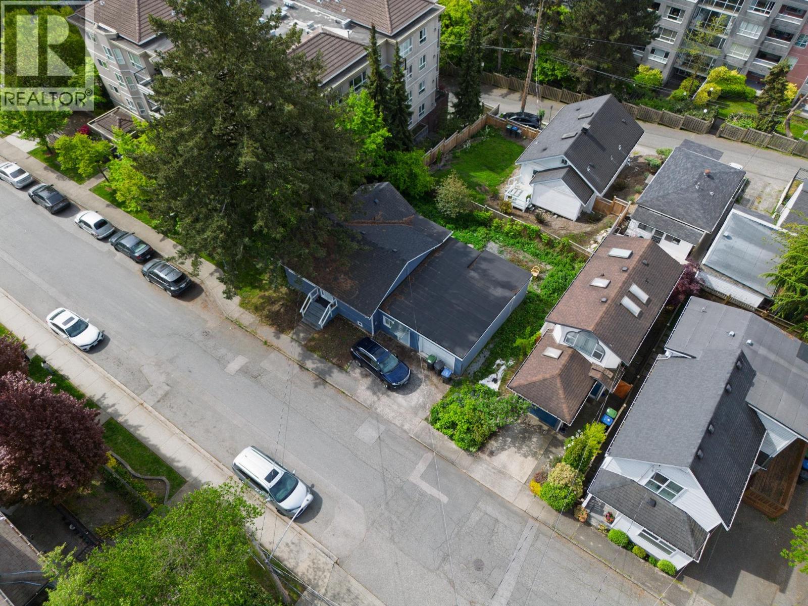 212 Mowat Street Property Photo 3