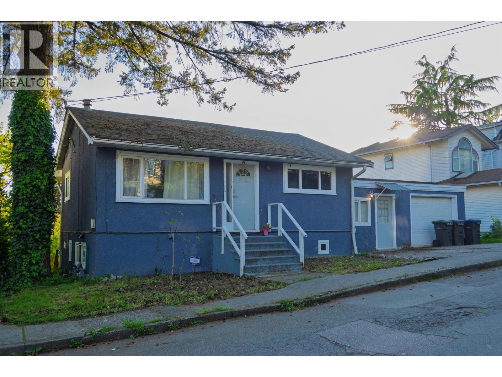 212 Mowat Street Property Photo 4