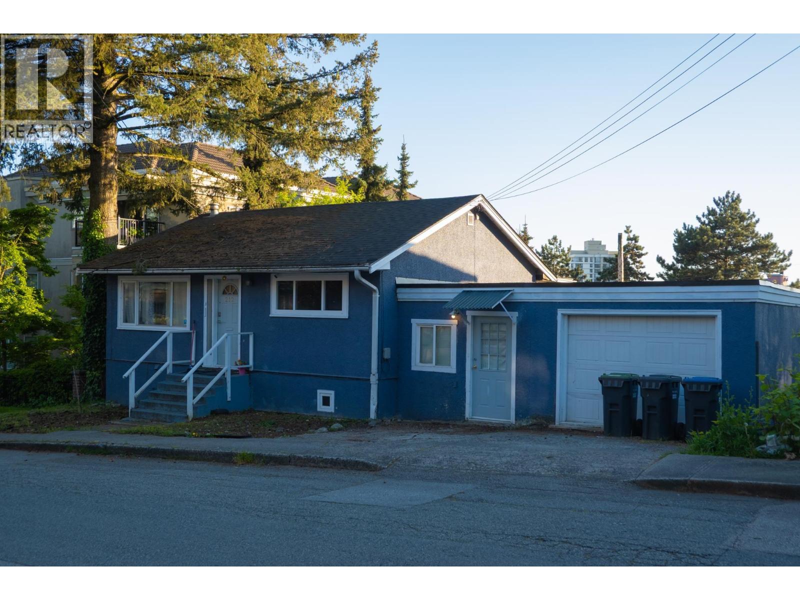 212 Mowat Street Property Photo 5