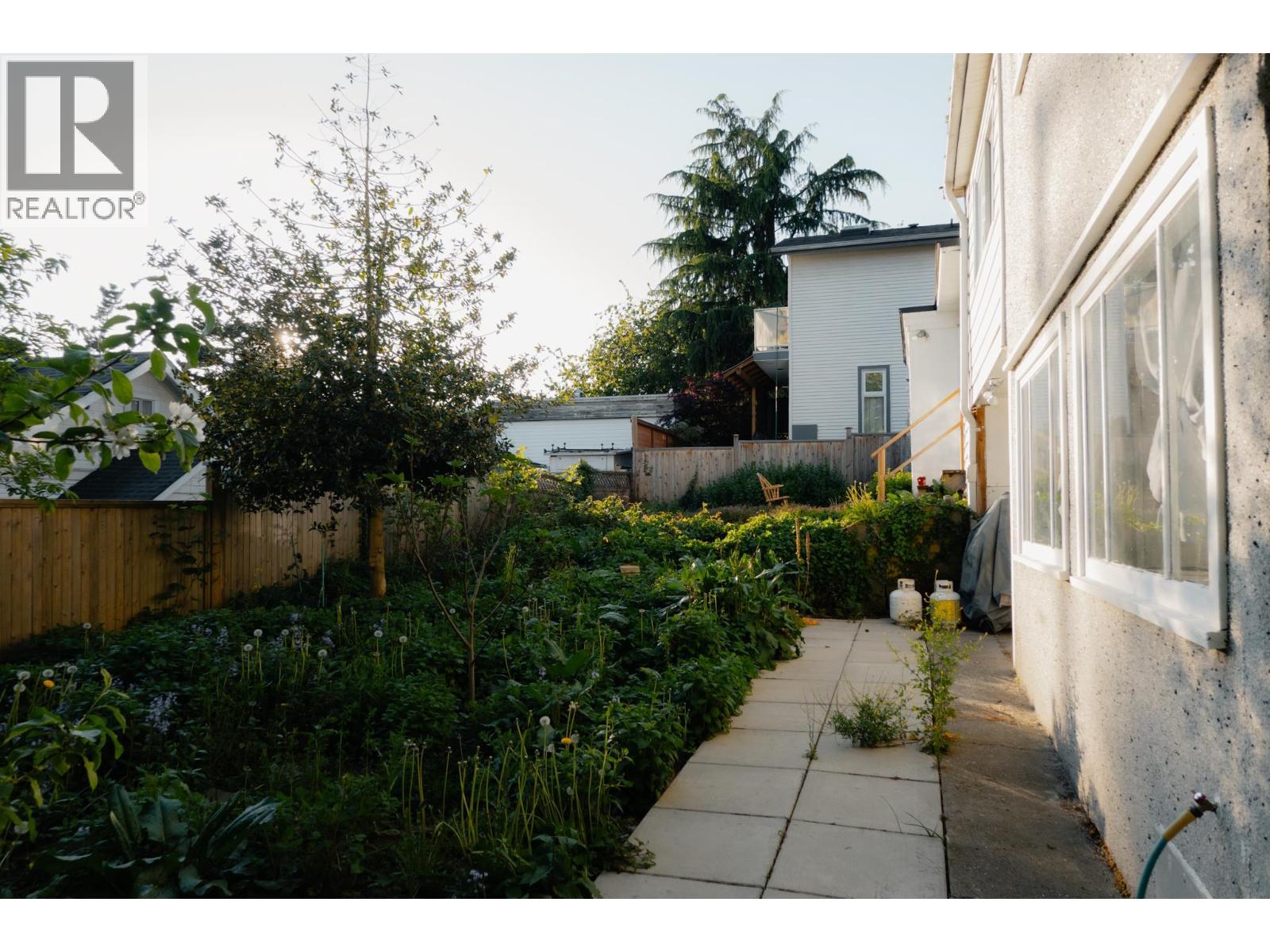 212 Mowat Street Property Photo 6