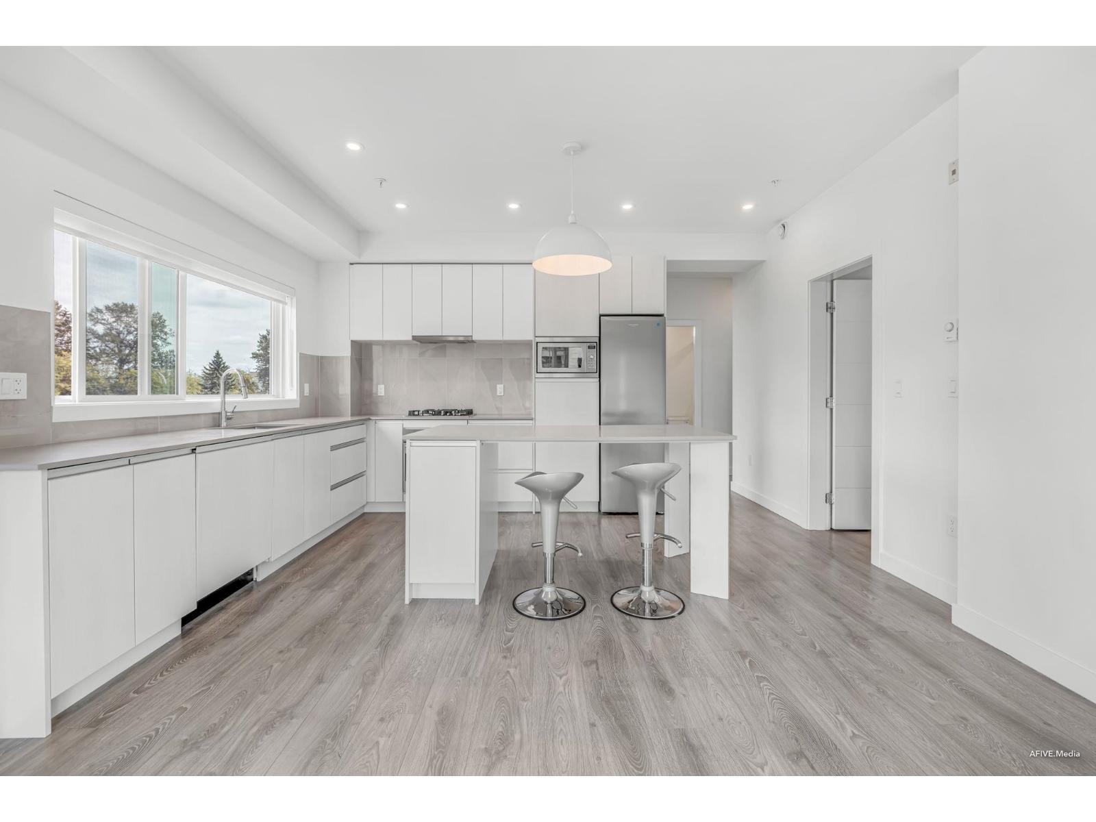 401 14225 103a Avenue Property Photo 5