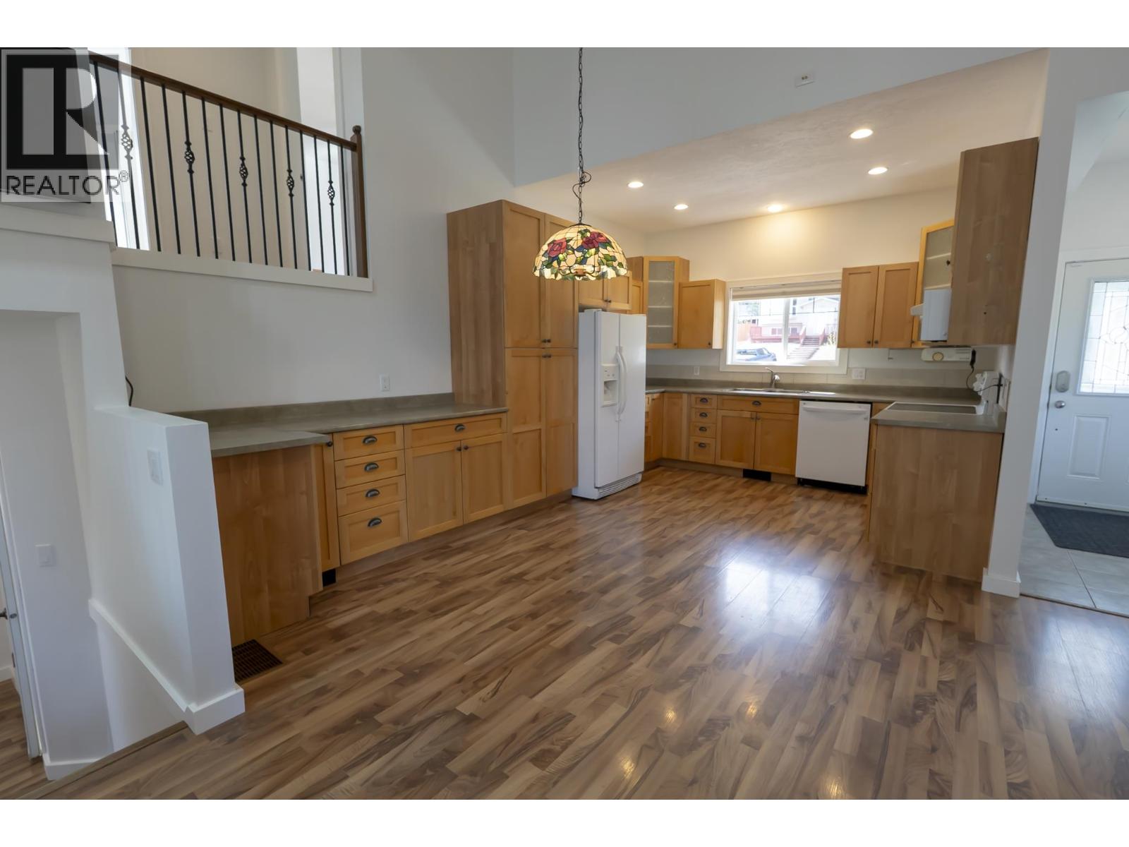 335 W 6th Street Property Photo 6