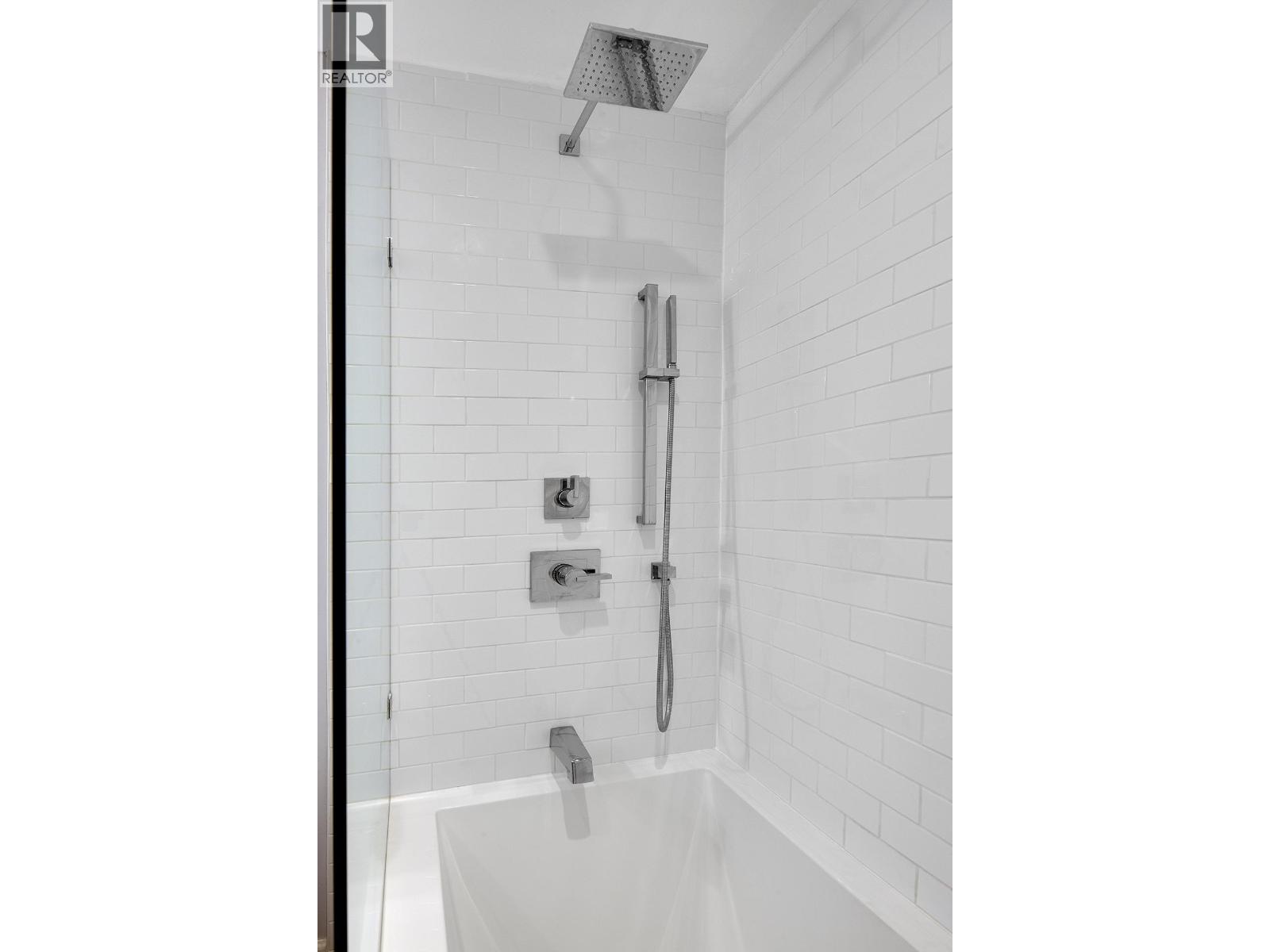 203 985 W 10th Avenue Property Photo 20