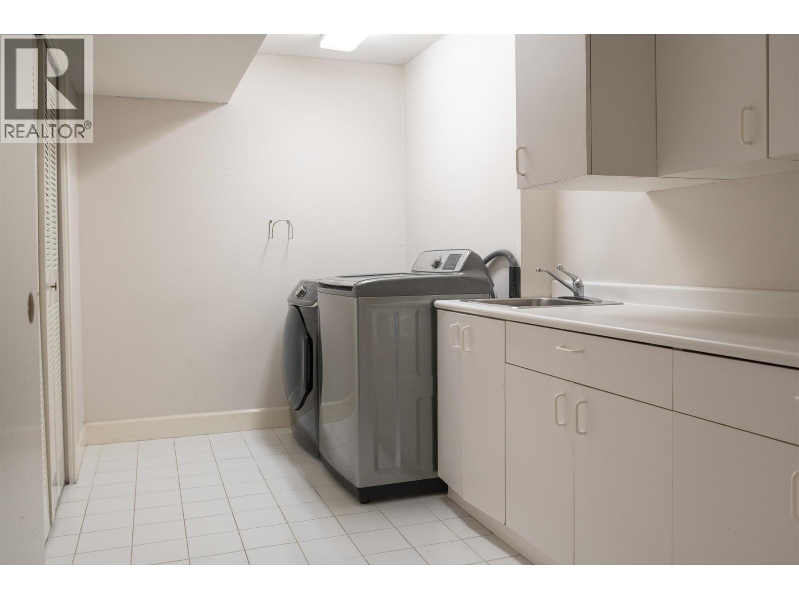 2572 Westhill Close Property Photo 26