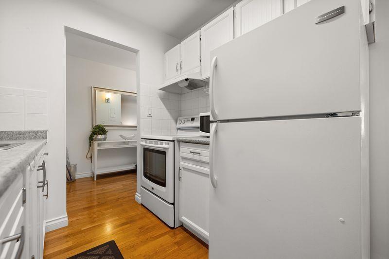 309 1444 Martin Street Property Photo 8