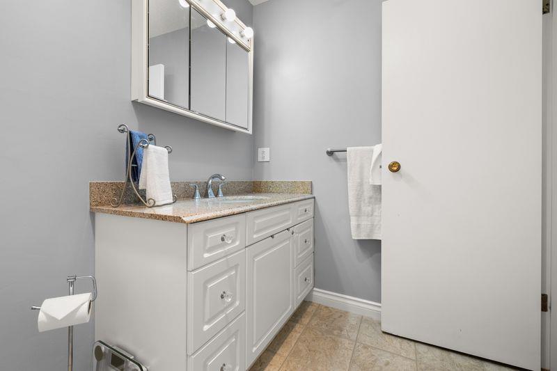 309 1444 Martin Street Property Photo 16