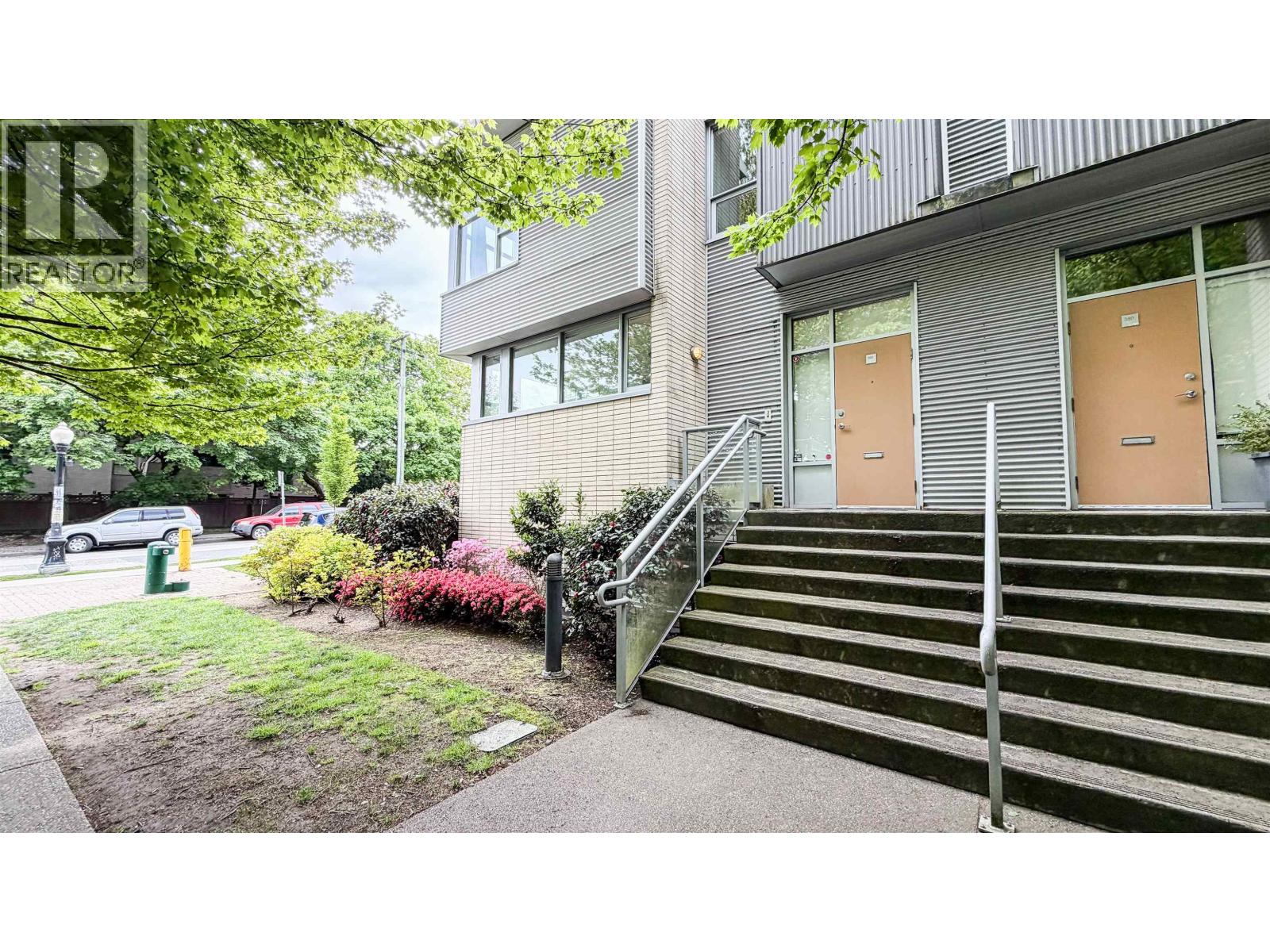 390 E 11TH AVENUE Property Photo 1