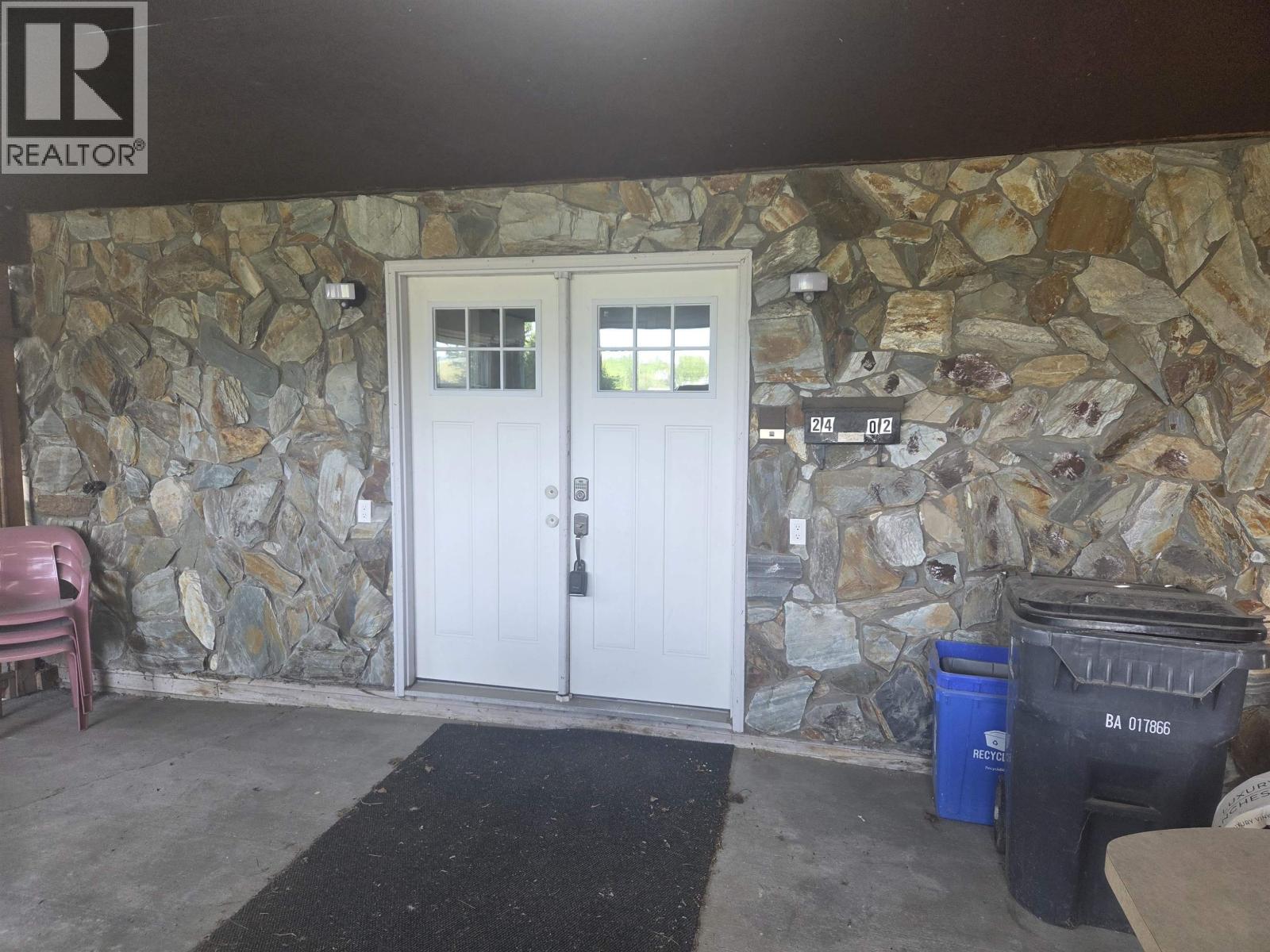 2402 VICTORIA STREET Property Photo 1