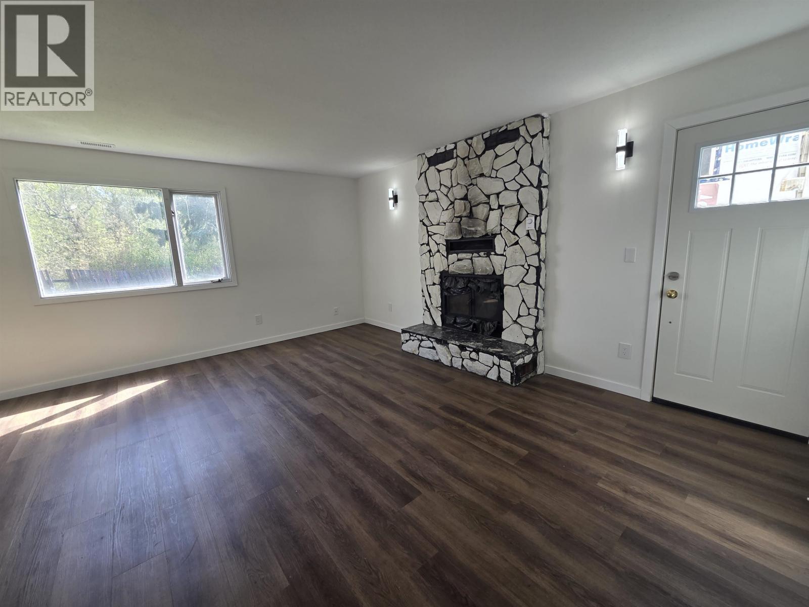 2402 Victoria Street Property Photo 2