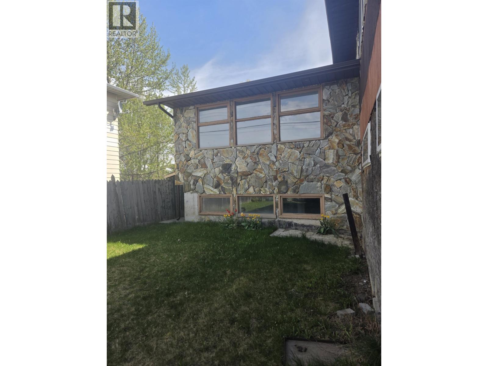 2402 Victoria Street Property Photo 4