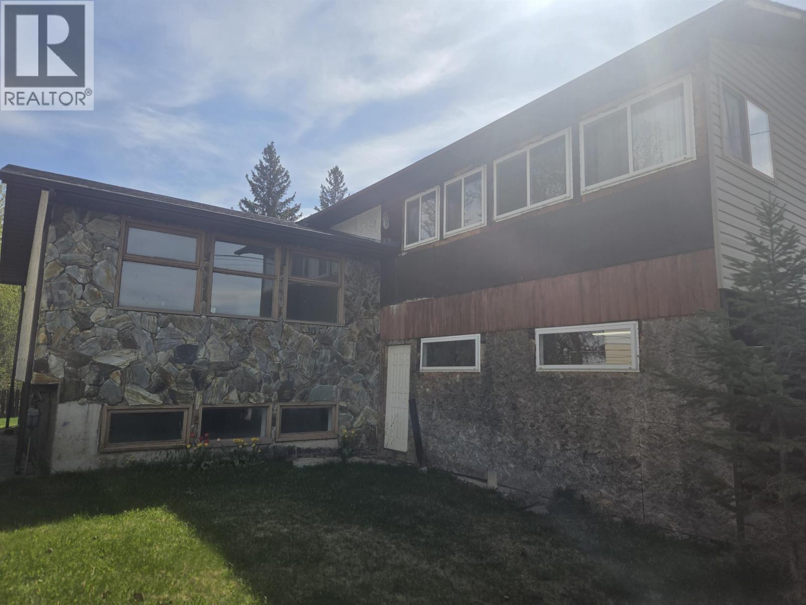 2402 Victoria Street Property Photo 5