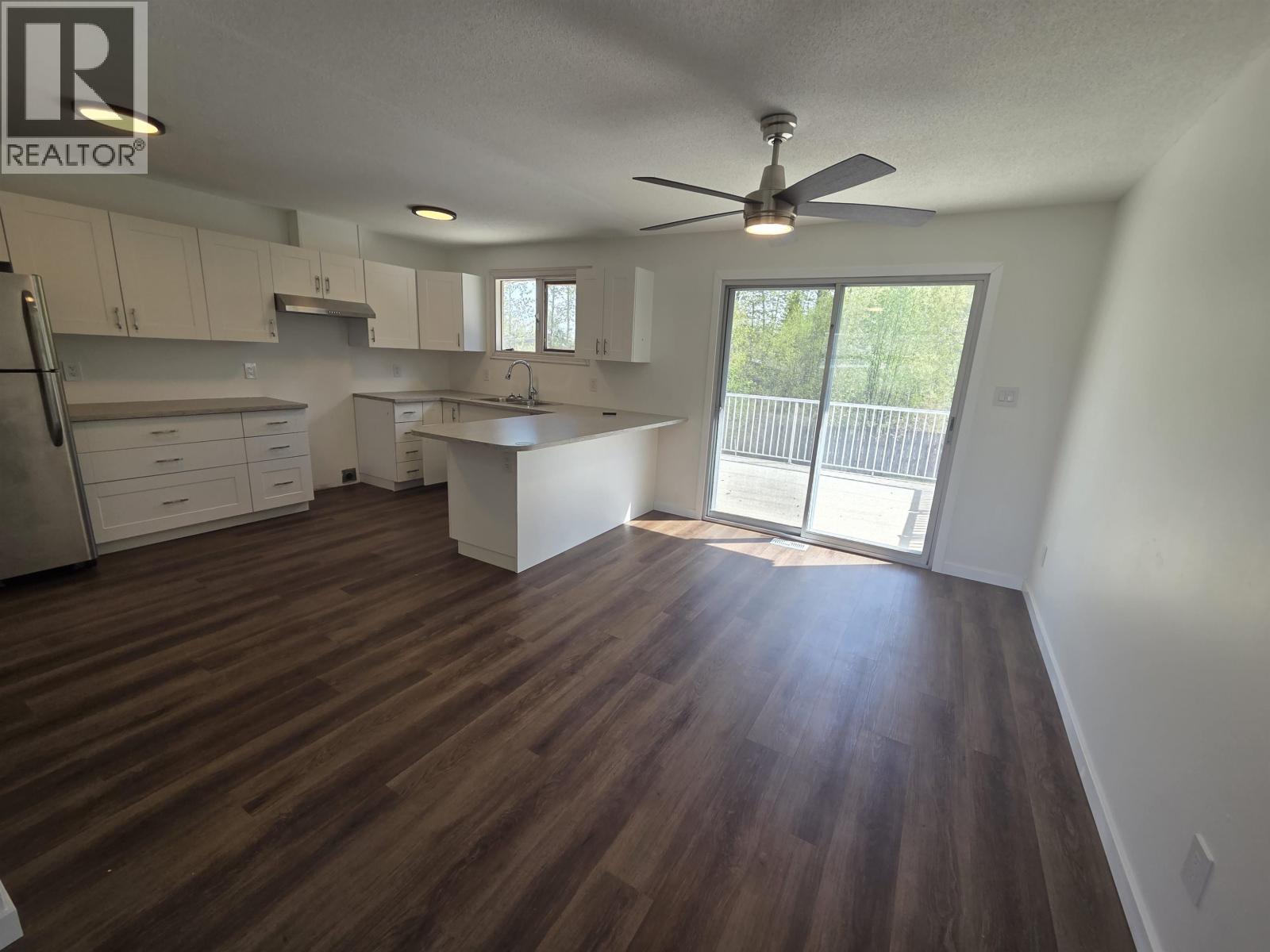 2402 Victoria Street Property Photo 9