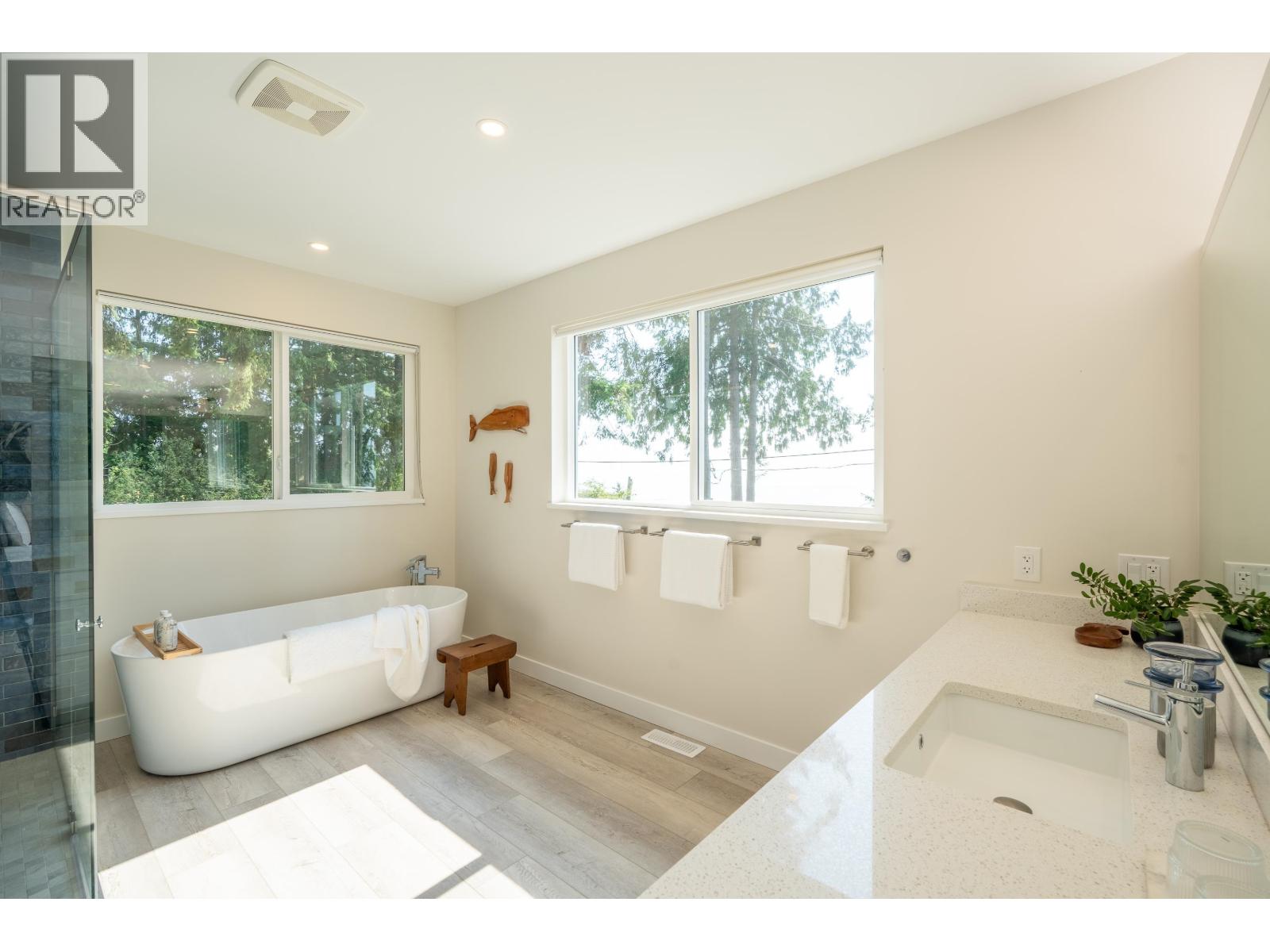 1590 Ocean Beach Esplanade Property Photo 28