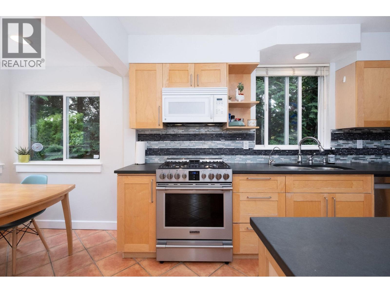 1075 Gladwin Drive Property Photo 12