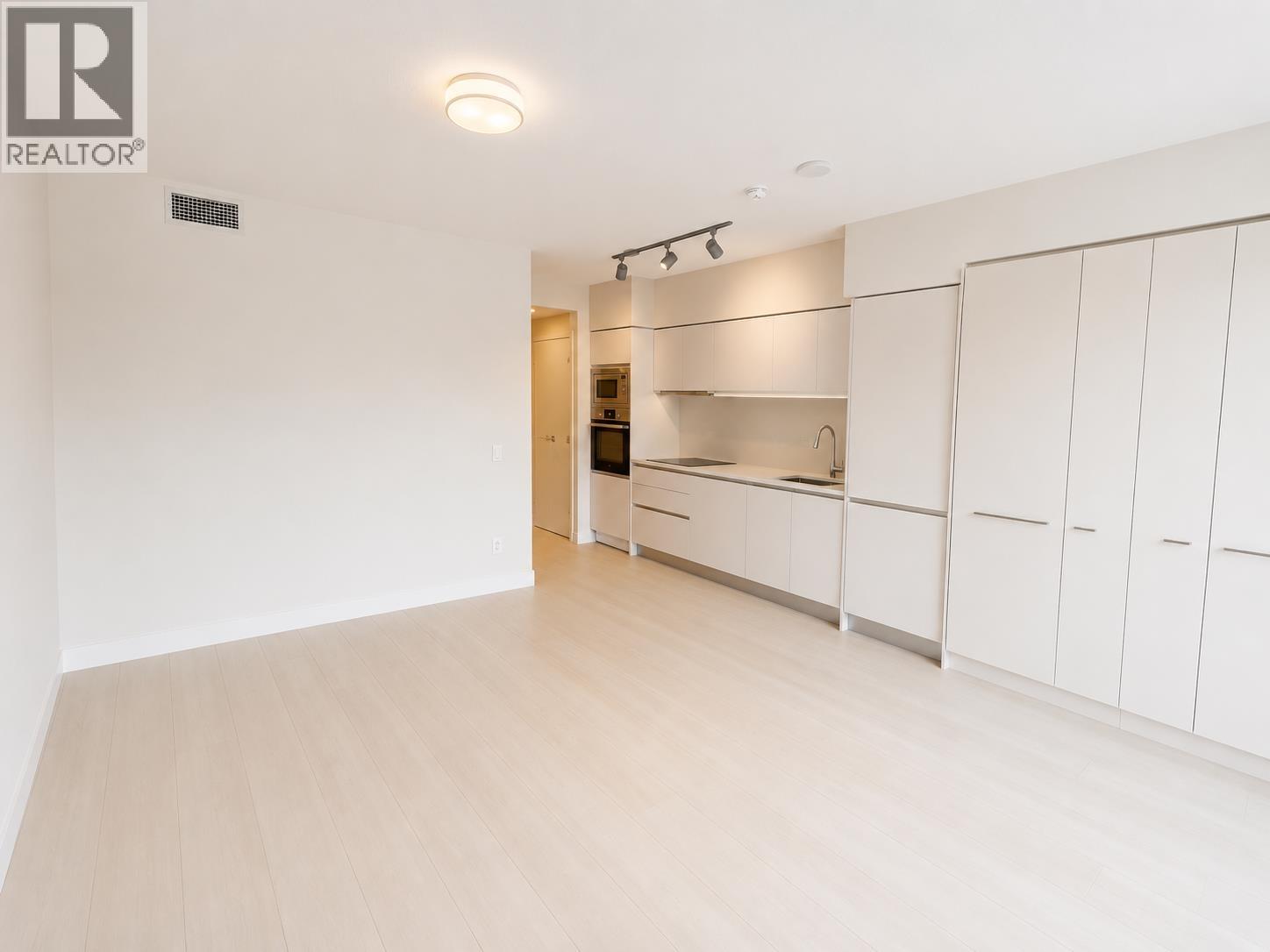 620 180 E 2nd Avenue Property Photo 4