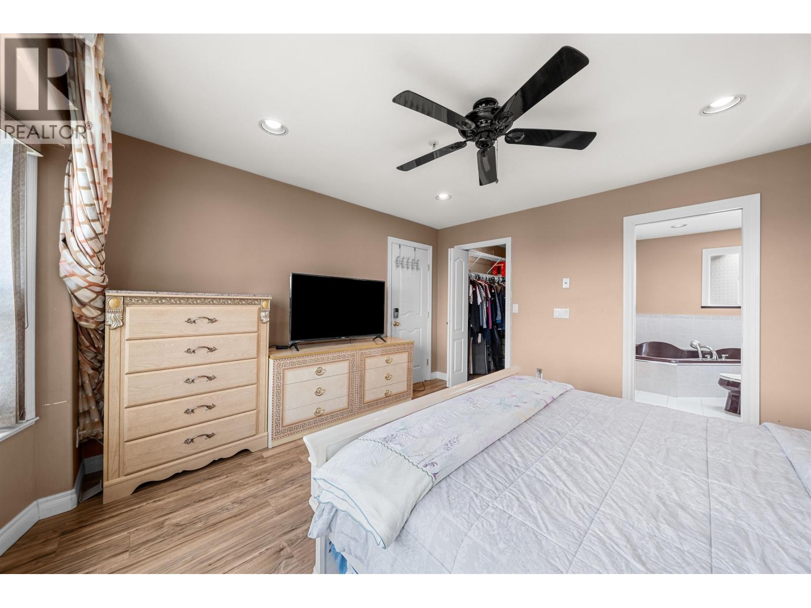 7962 Victoria Drive Property Photo 24
