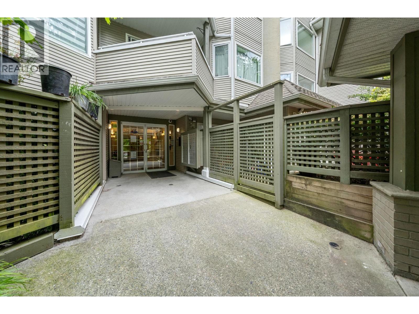 409 3738 Norfolk Street Property Photo 3