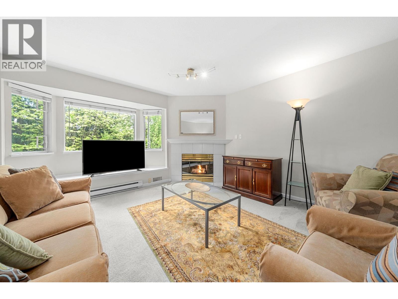 409 3738 Norfolk Street Property Photo 4