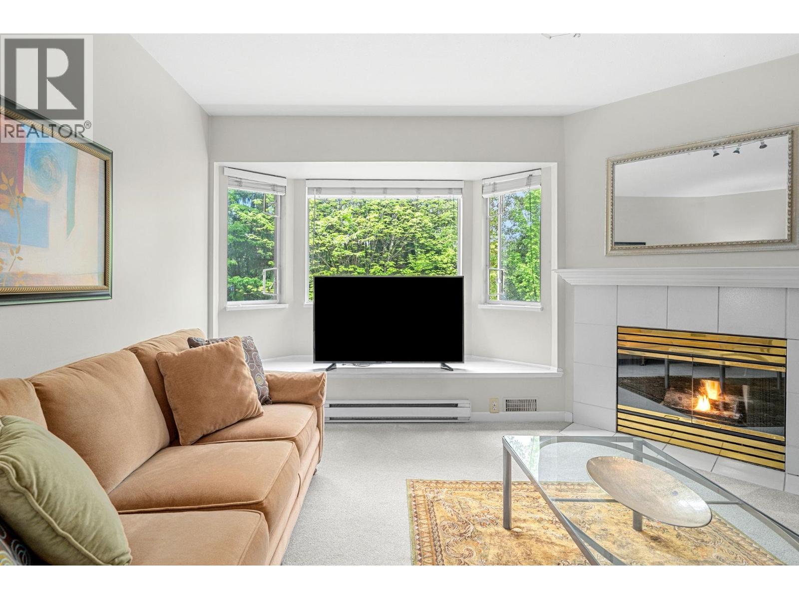 409 3738 Norfolk Street Property Photo 5
