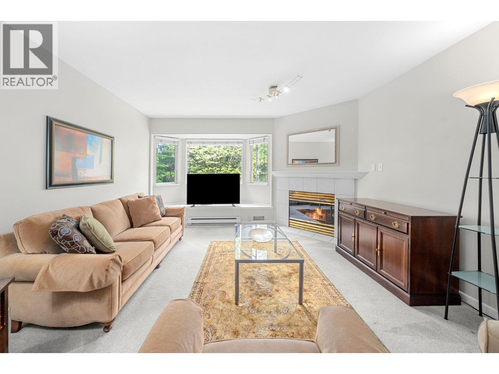 409 3738 Norfolk Street Property Photo 6