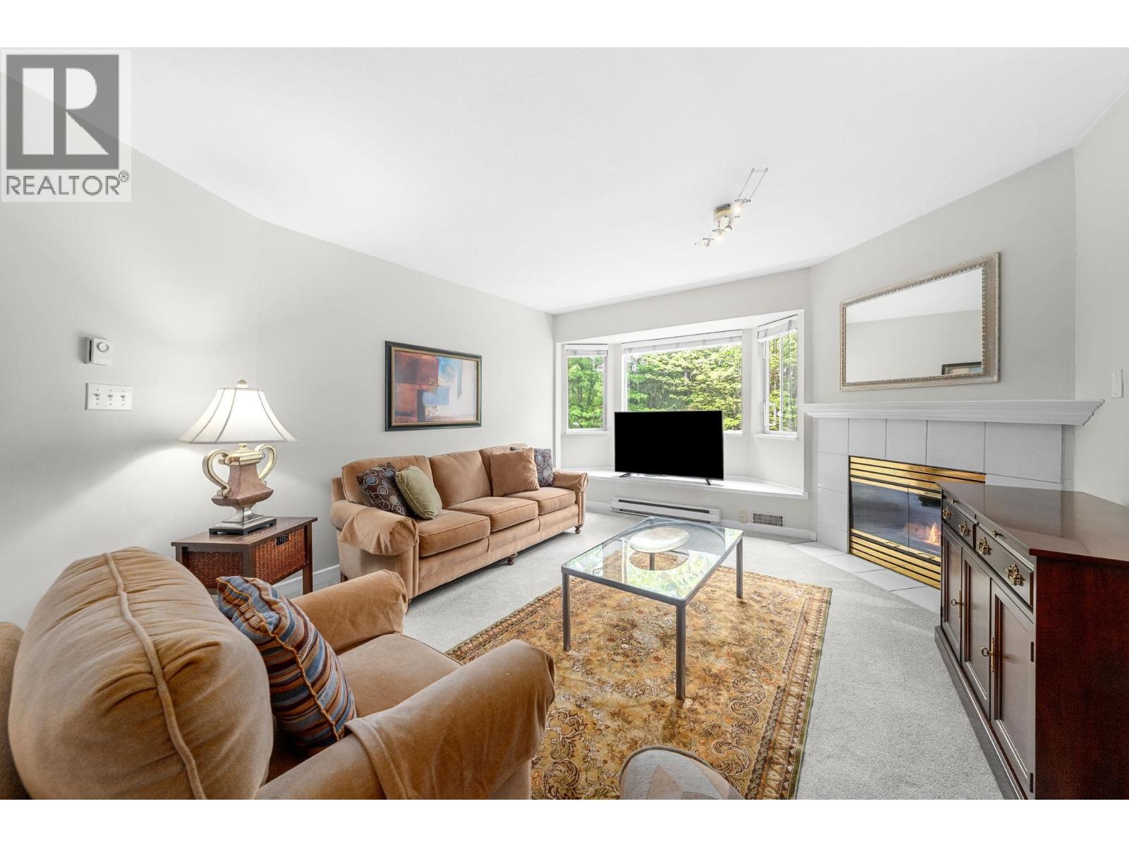 409 3738 Norfolk Street Property Photo 7