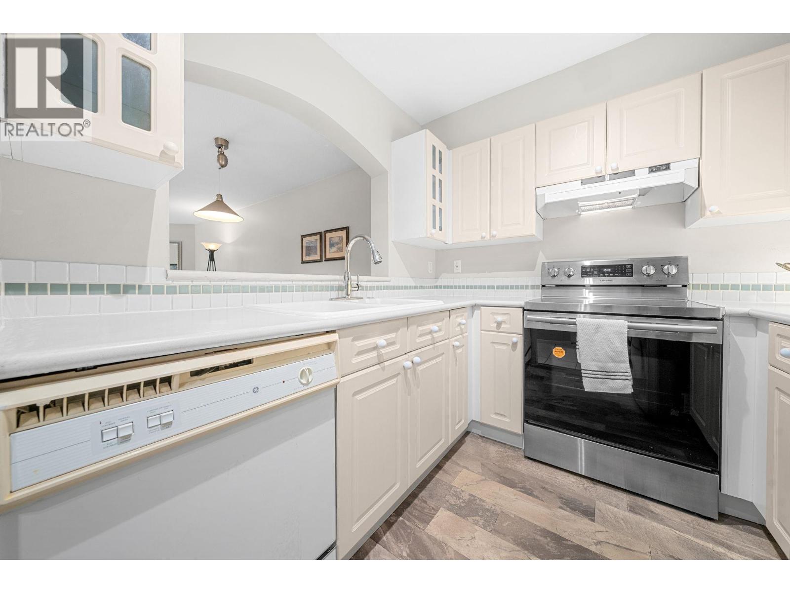 409 3738 Norfolk Street Property Photo 15