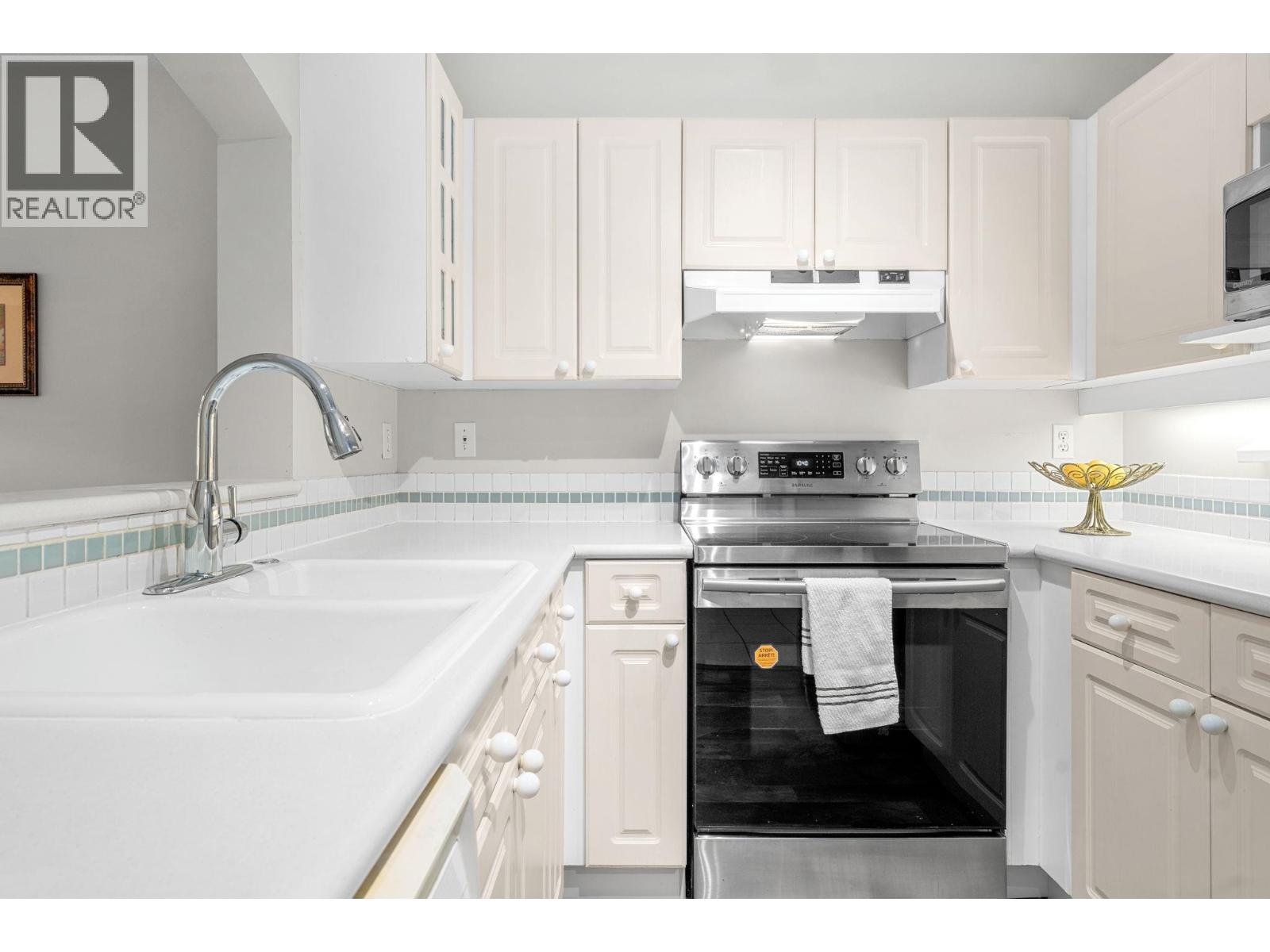 409 3738 Norfolk Street Property Photo 16