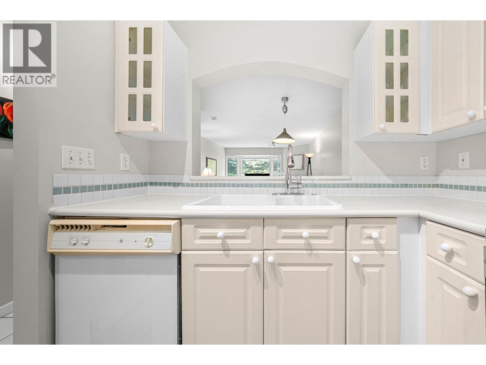 409 3738 Norfolk Street Property Photo 18