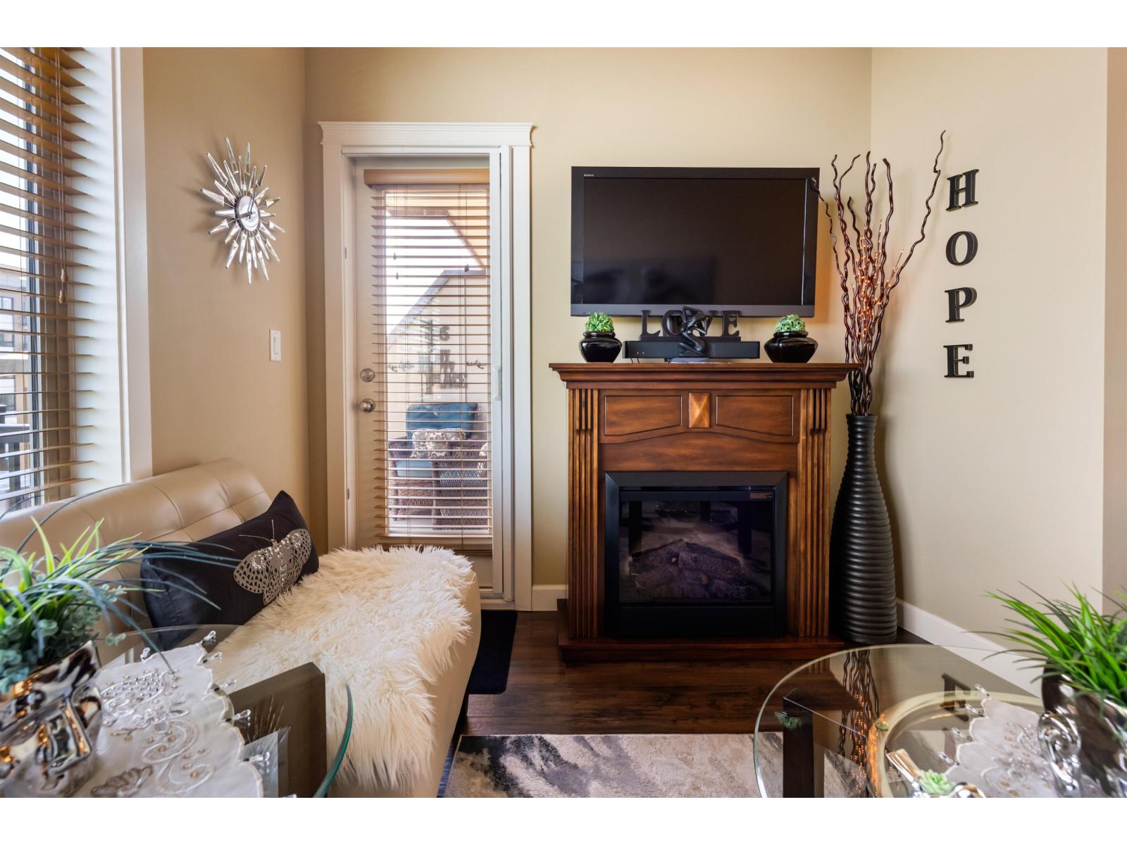 587 8288 207a Street Property Photo 11