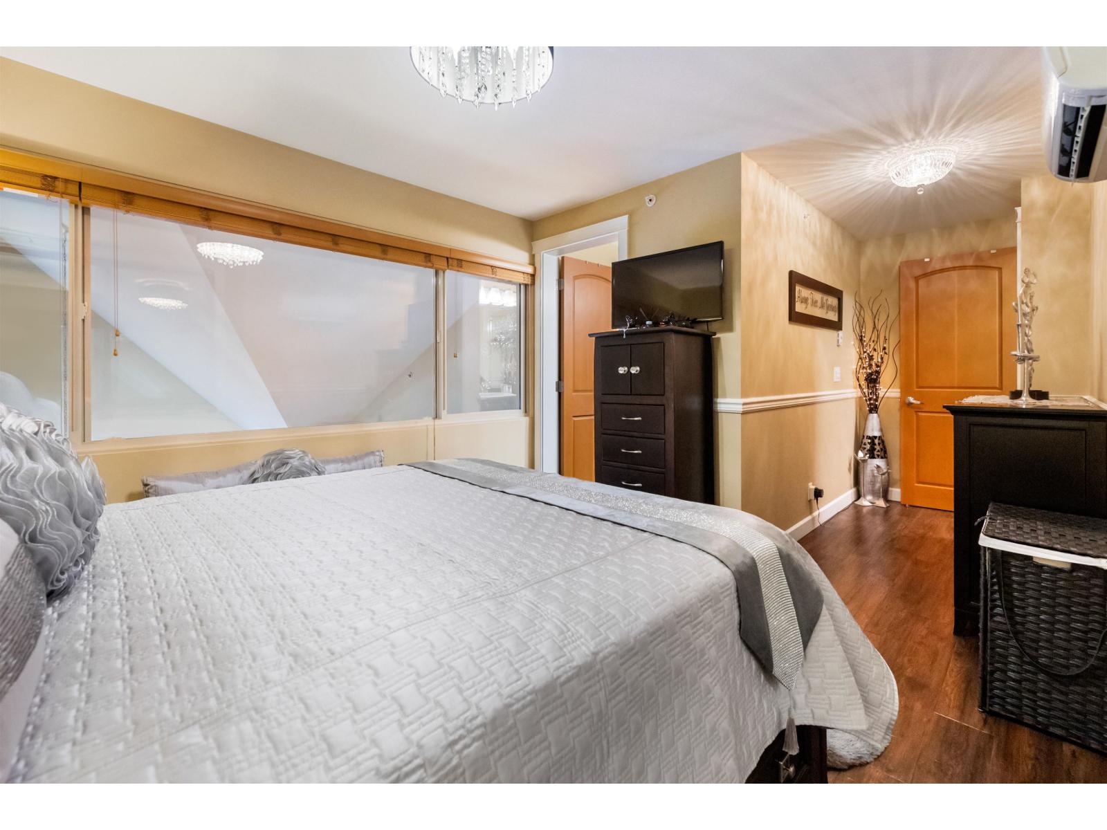 587 8288 207a Street Property Photo 17