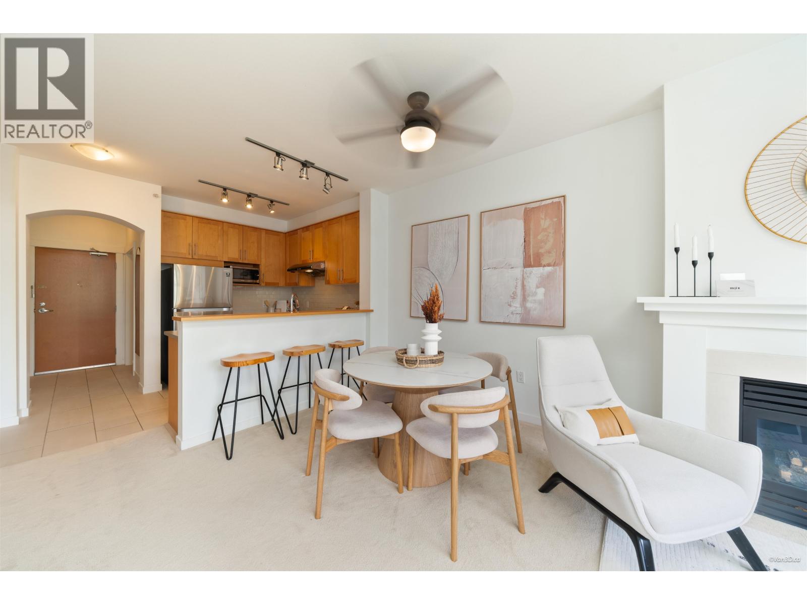 404 4883 Maclure Mews Property Photo 9