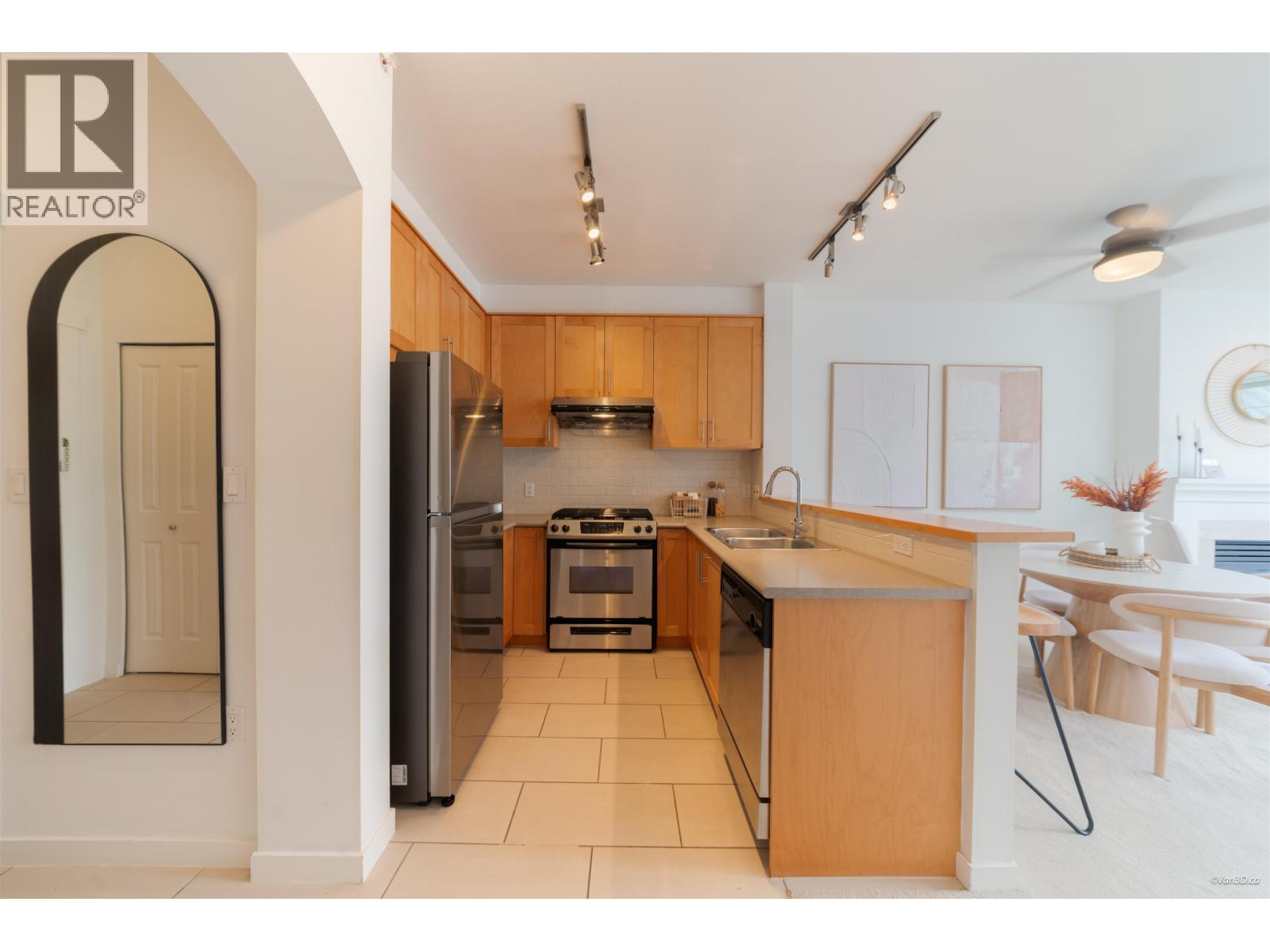 404 4883 Maclure Mews Property Photo 13
