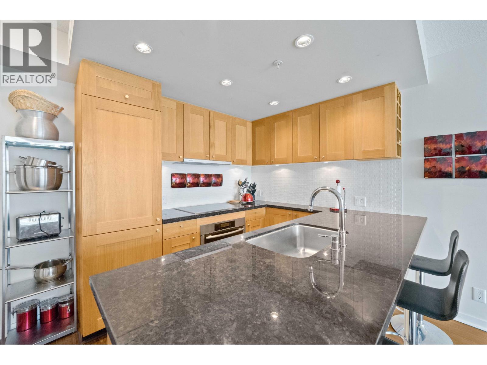 2001 821 Cambie Street Property Photo 2
