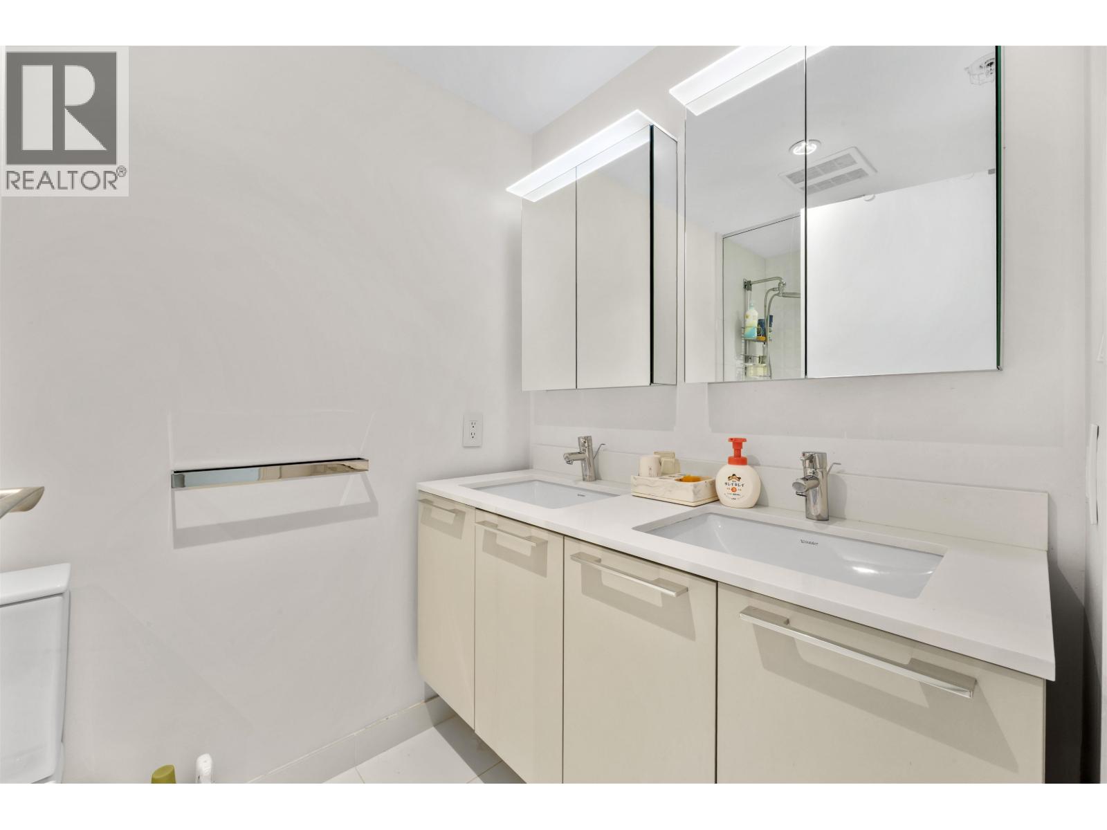 806 2221 E 30th Avenue Property Photo 15