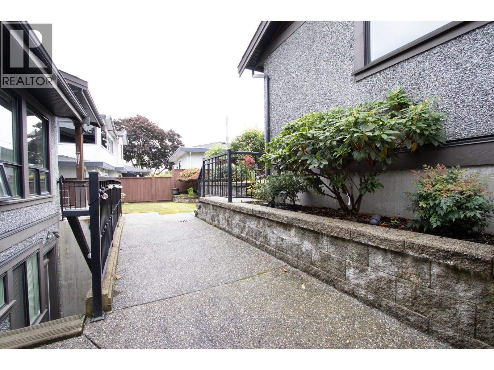 4152 Hazelwood Crescent Property Photo 2