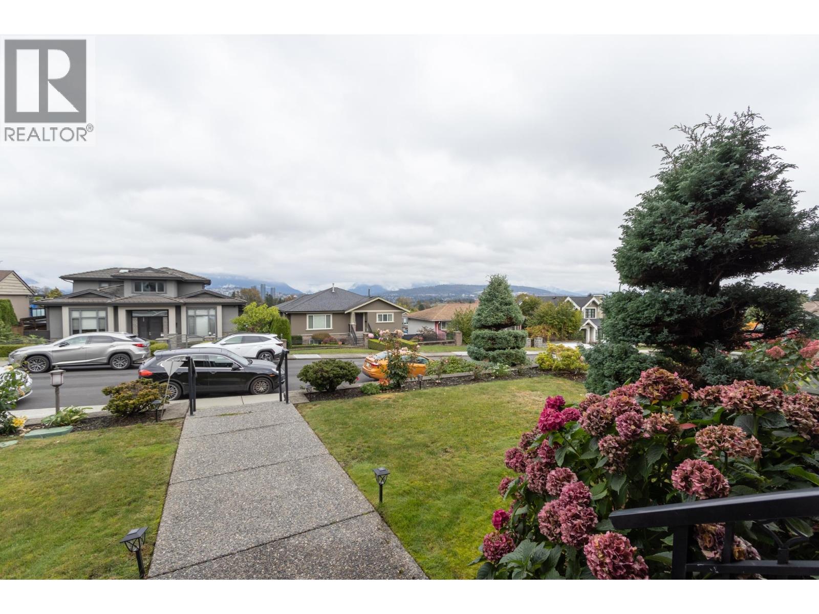4152 Hazelwood Crescent Property Photo 3