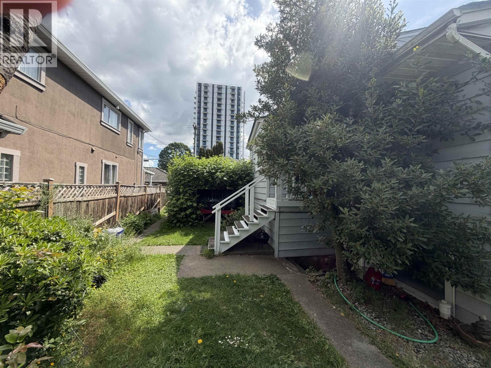 495 W 39th Avenue Property Photo 4