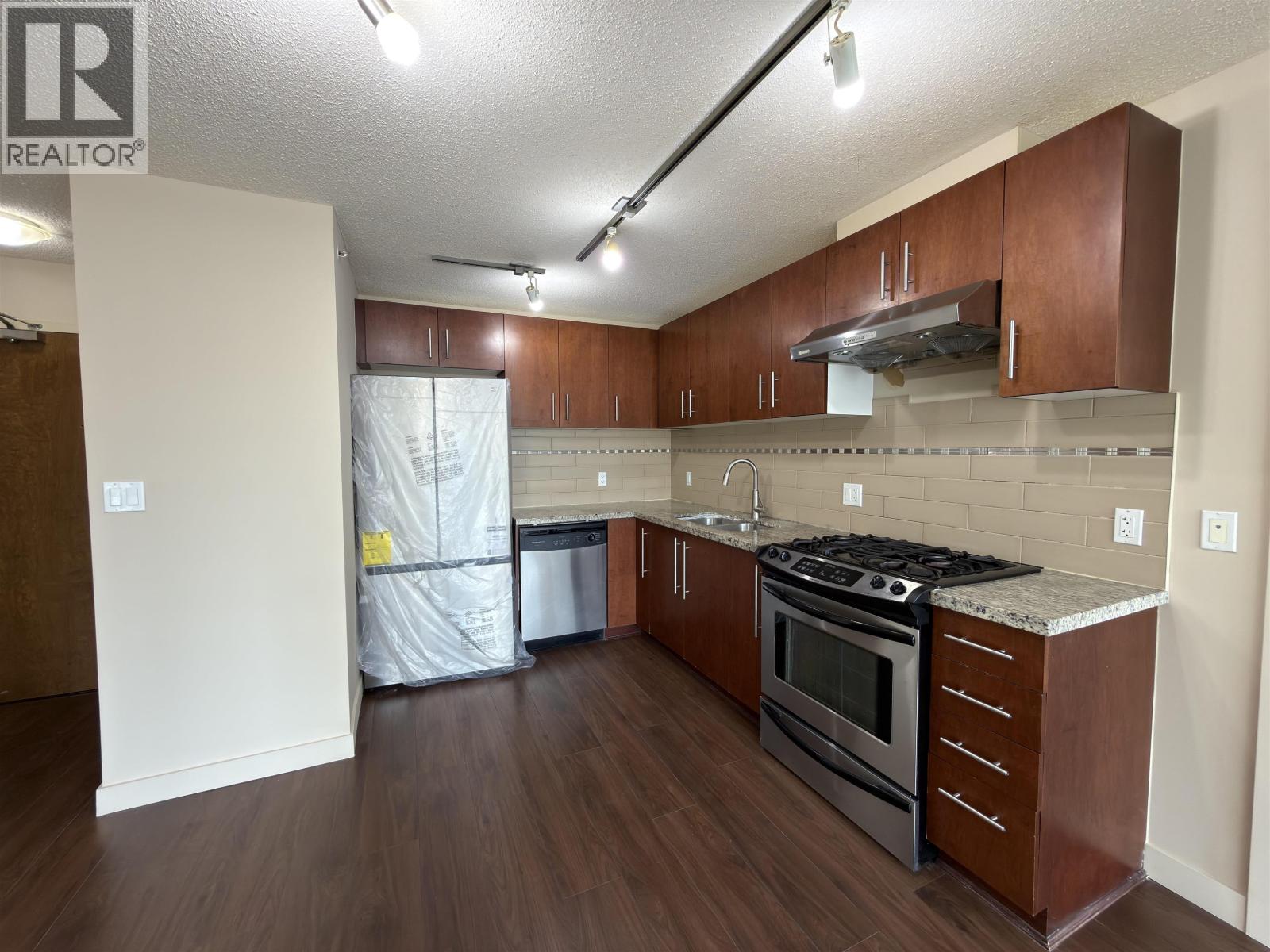 808 8280 Lansdowne Road Property Photo 3