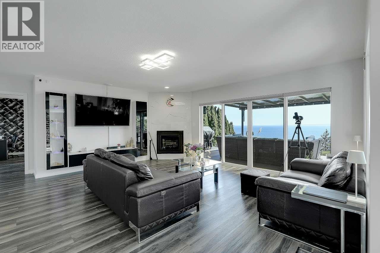 7811 Redrooffs Road Property Photo 3