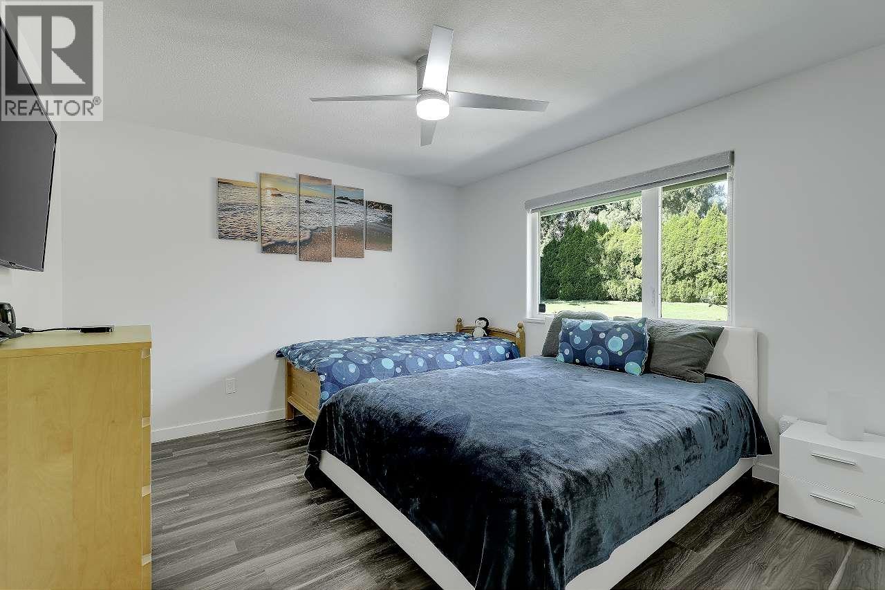 7811 Redrooffs Road Property Photo 15