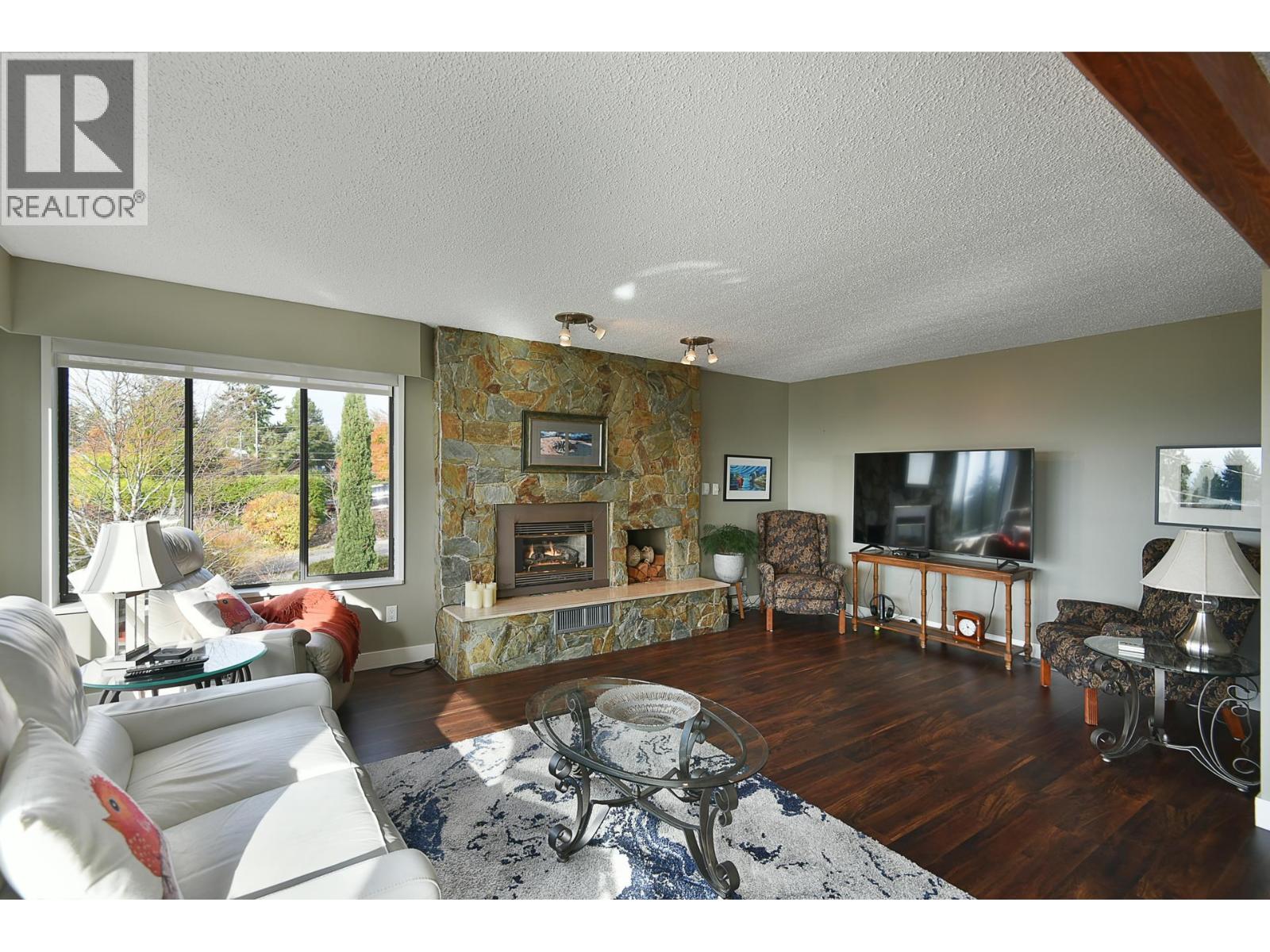 4926 Laurel Avenue Property Photo 2