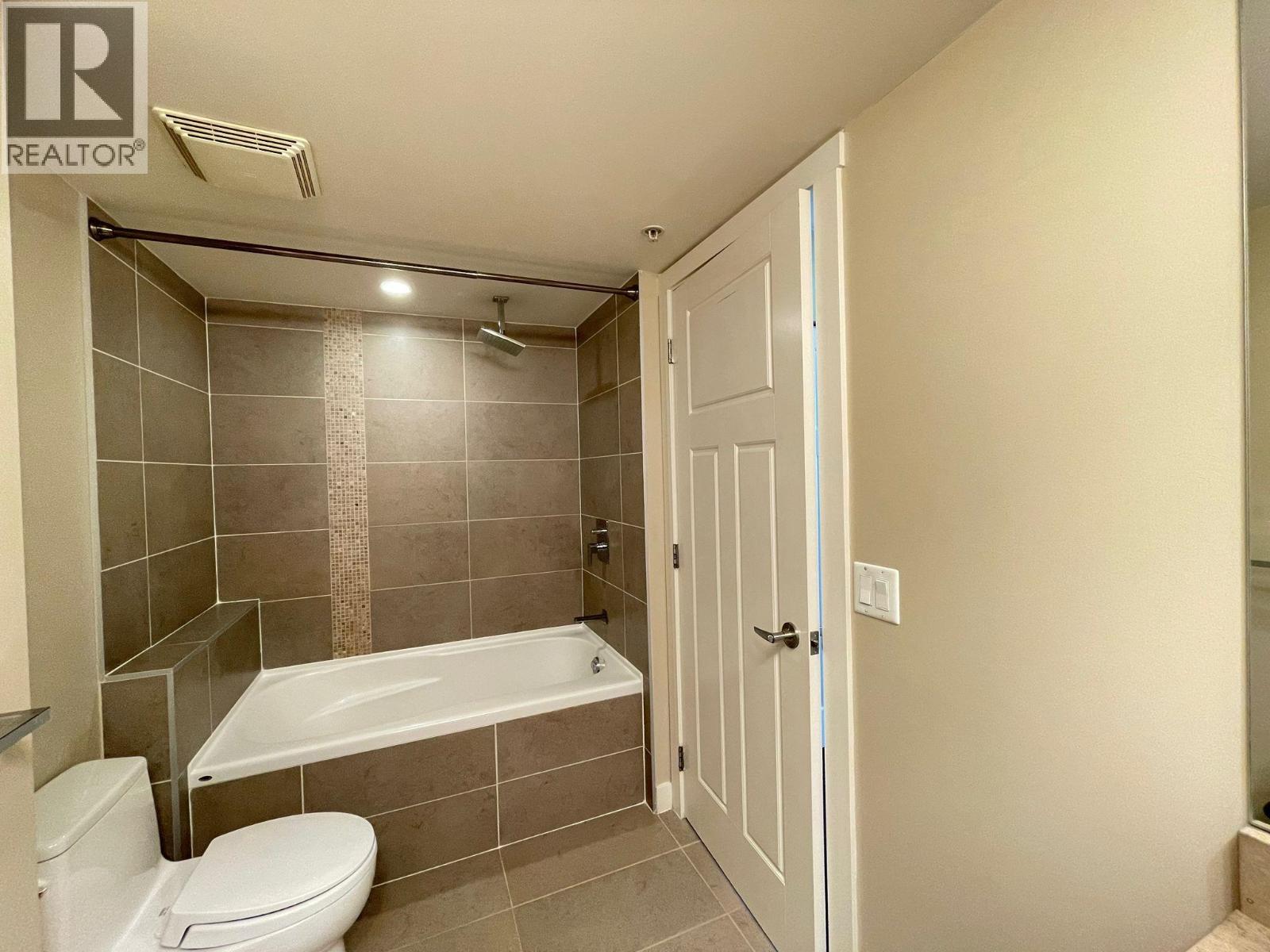 2607 2978 Glen Drive Property Photo 16