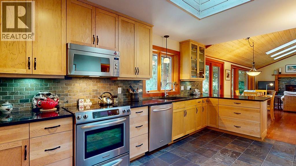 8115 Redrooffs Road Property Photo 18