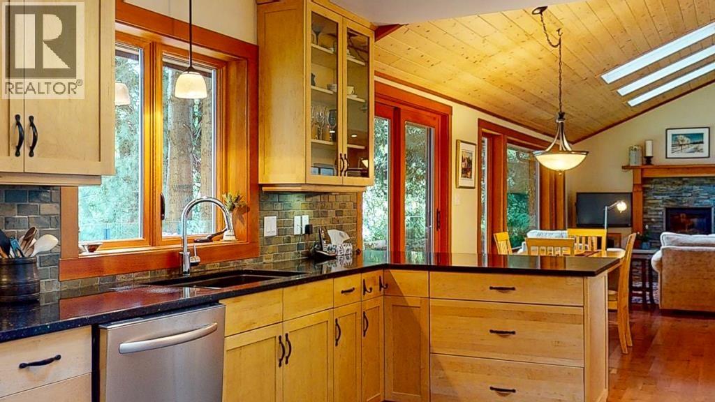 8115 Redrooffs Road Property Photo 20