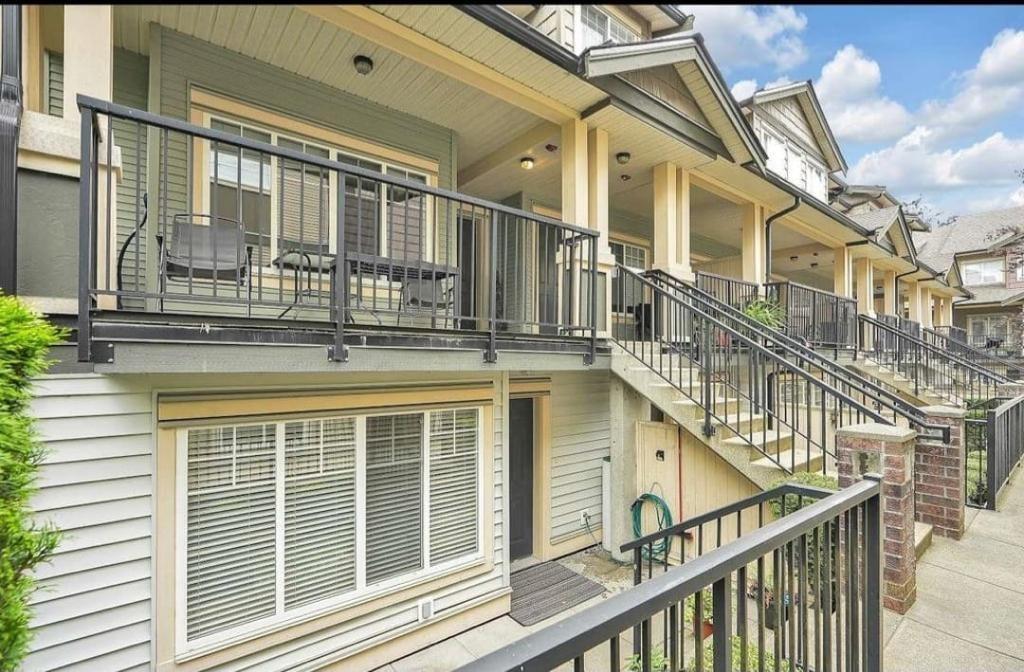 125 13958 108 AVENUE Property Photo 1