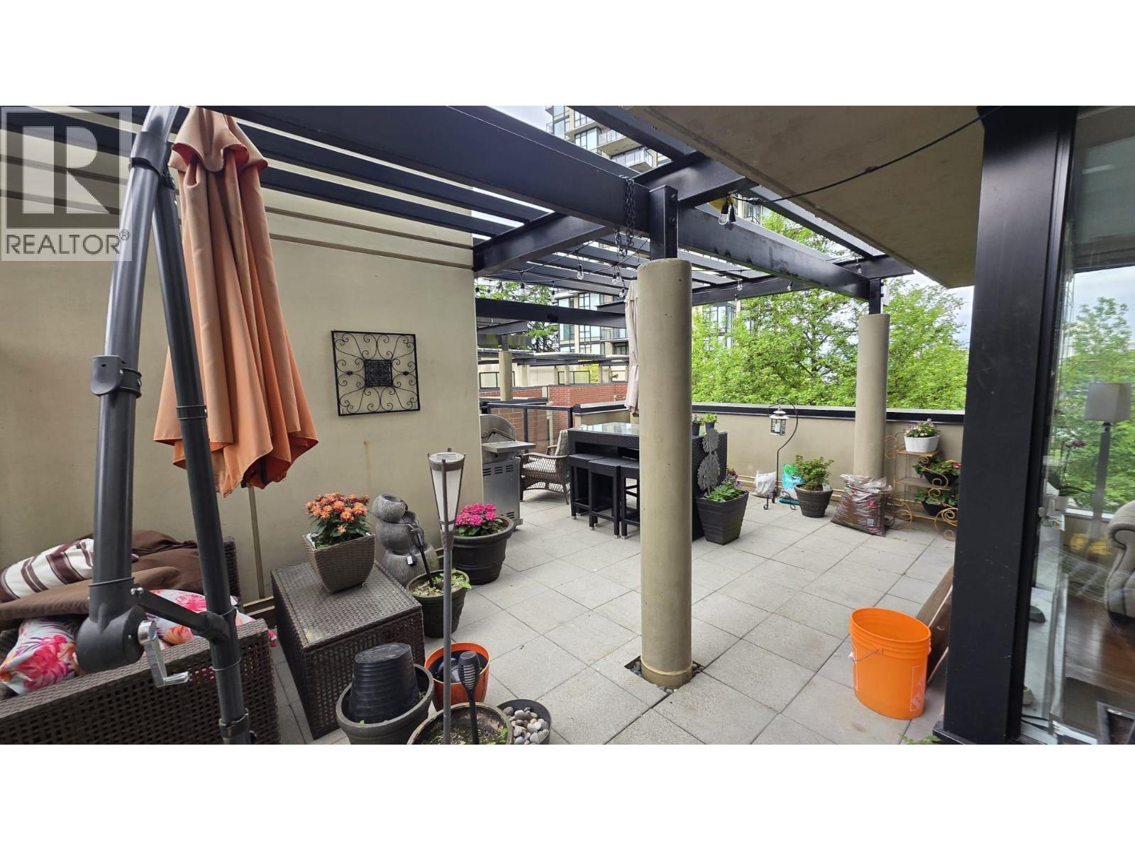 405 11 E Royal Avenue Property Photo 2